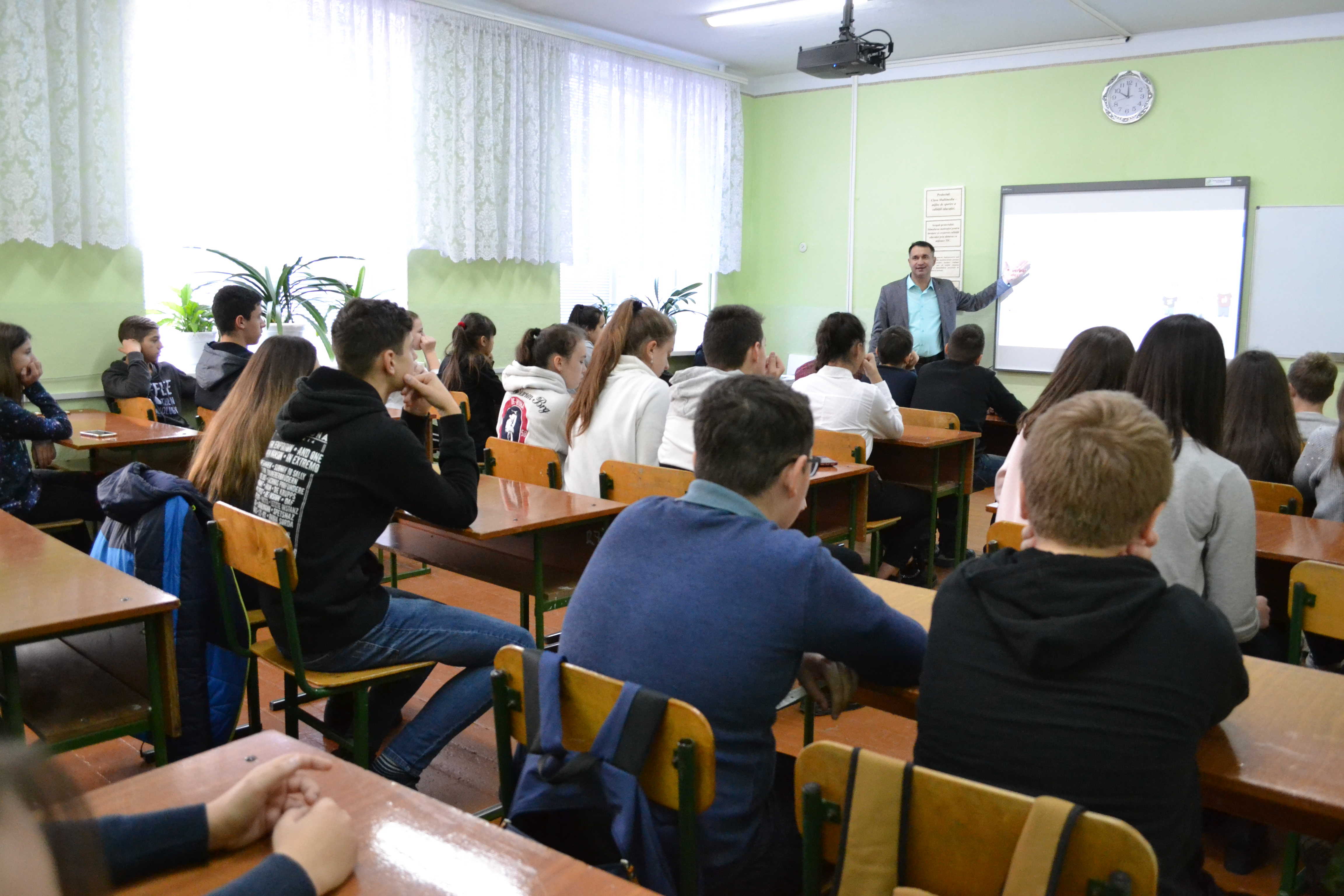 Elevii din Varnița au discutat despre drepturile omului și despre prevenirea violenței
