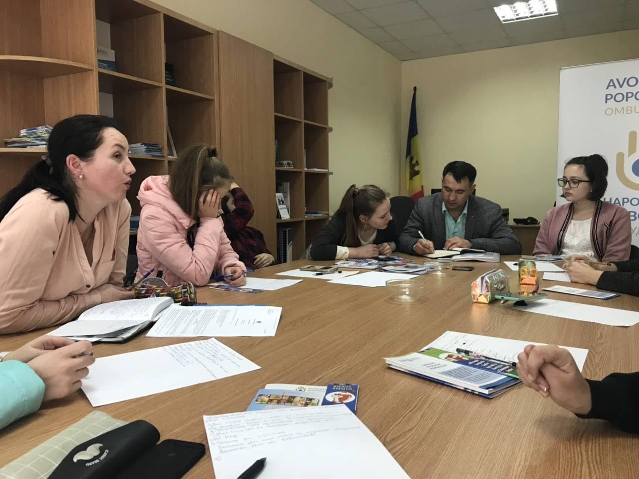 Grup de elevi din Liceul Teoretic din Varnița  implicați în initiative cetățenești de promovare a drepturilor copilului în vizită la Reprezentanța Varnița a Oficiului Avocatului Poporului