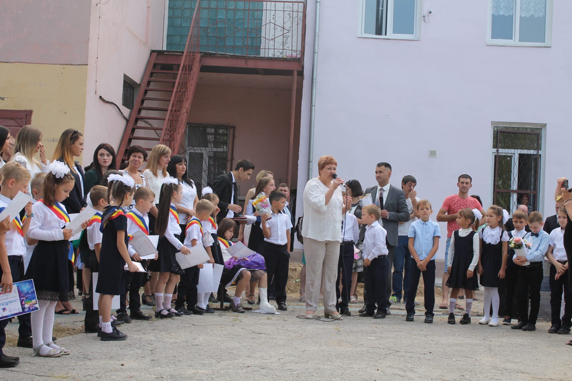 Ombudsmanul Copiilor Maia Bănărescu alături de elevii din Tiraspol la începutul unui nou an de studii