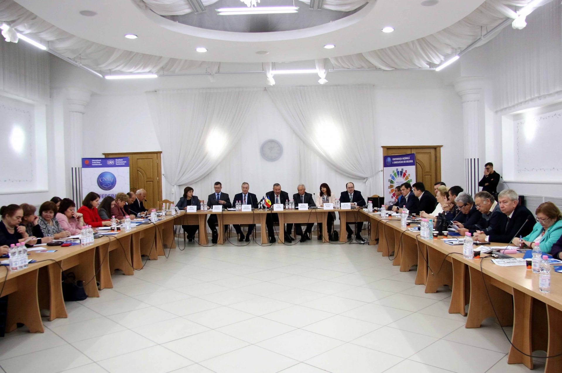Mesajul Avocatului Poporului în cadrul unei mese rotunde organizate de sindicate:  „Investiți  în serviciile de îngrijire!”