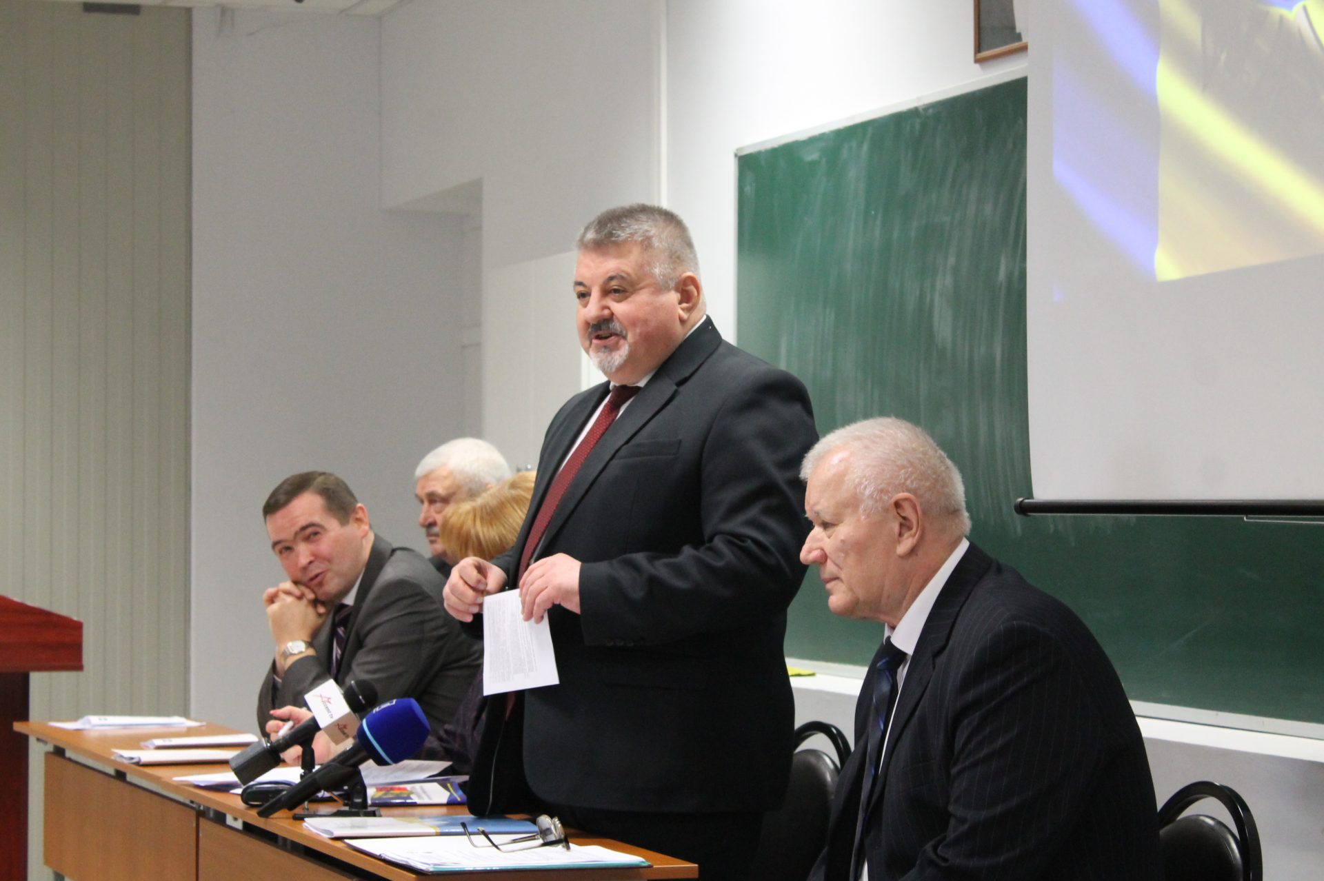 Avocatul Poporului Mihail Cotorobai alături de tinerii cercetători de  Ziua Drepturilor Omului