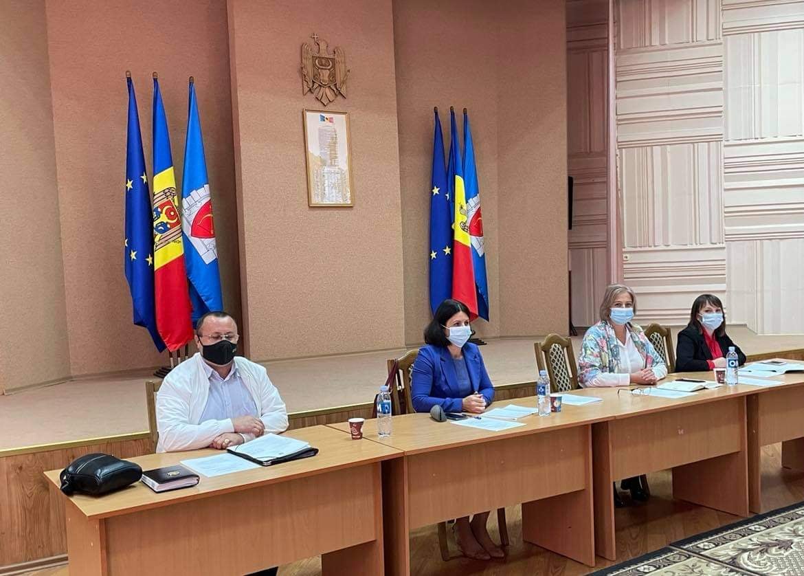Sesiune de informare privind raporturile de muncă cu minorii, pentru elevii și profesorii din Ialoveni