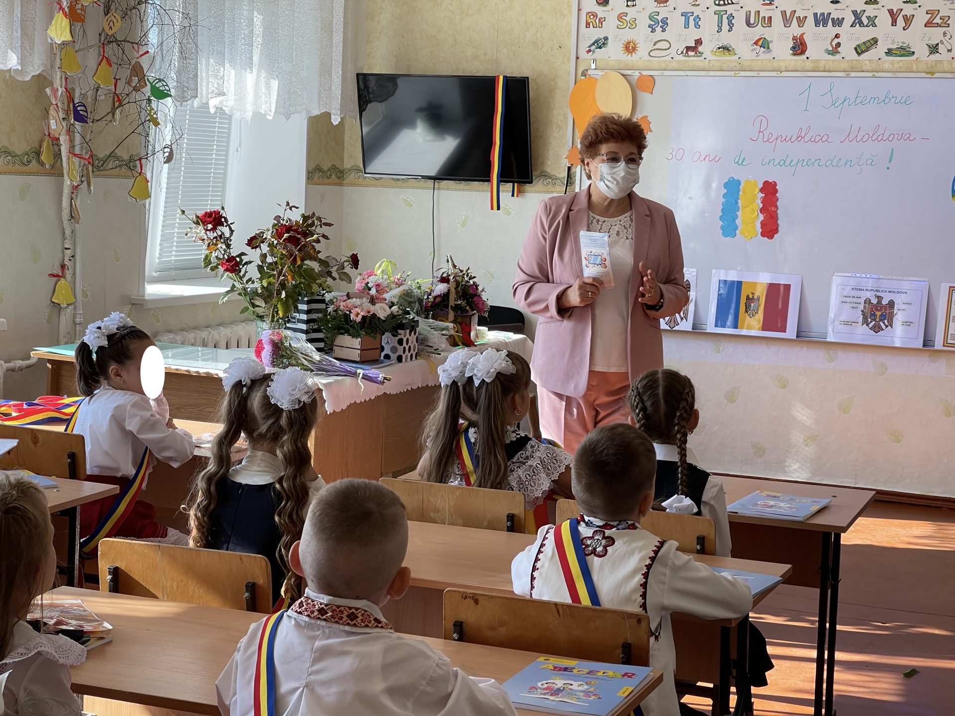 Ombudsmanul Copilului, împreună cu elevii de la Liceul Teoretic “Lucian Blaga” din Tiraspol, la început de an școlar