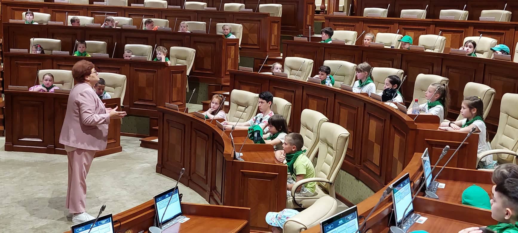 Avocatul Poporului pentru drepturile copilului într-o vizită cu copiii la Parlamentul Republicii Moldova