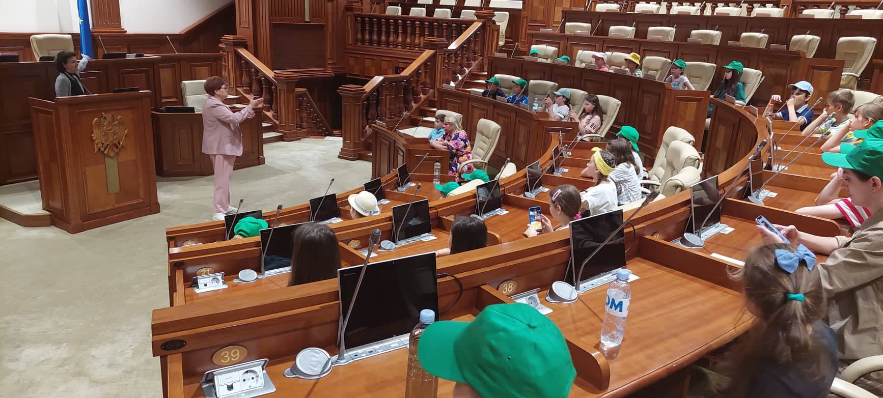 Avocatul Poporului pentru Drepturile Copilului a avut o întrevedere de informare cu copii din tabăra de vară ”Green Gate”, în vizită la Parlamentul Republicii Moldova