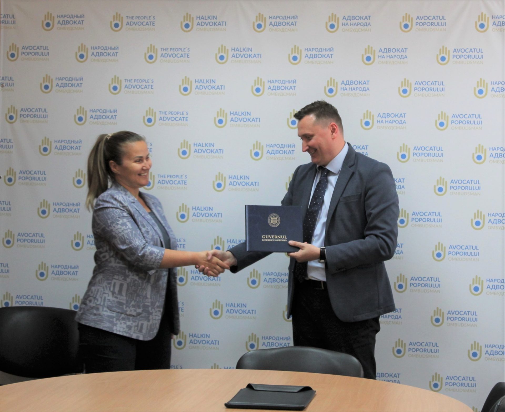 Înmânarea Diplomei de onoare a Guvernului Republicii Moldova pentru funcționarul public din cadrul Oficiului Avocatului Poporului