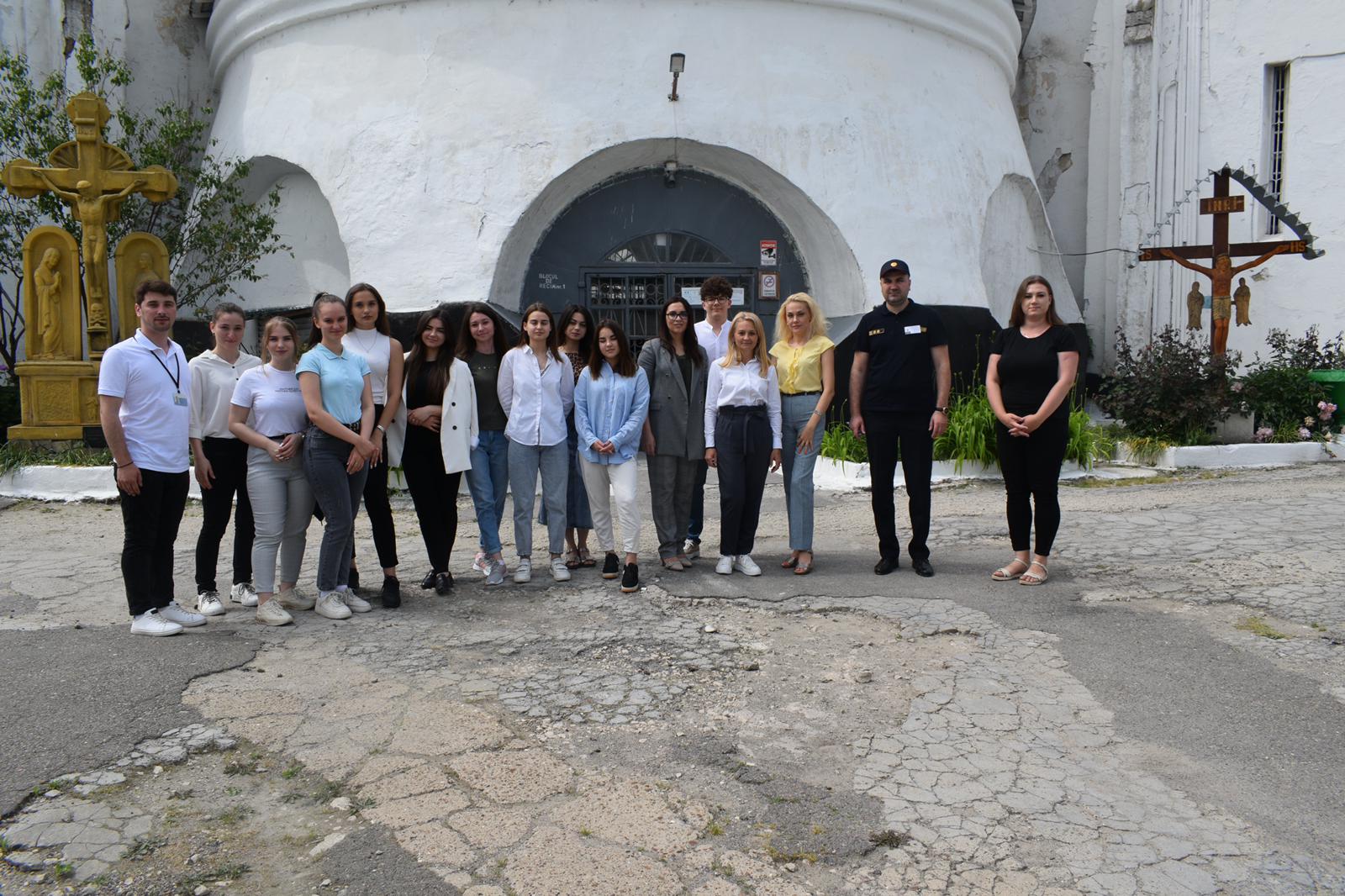 Reprezentanții Oficiului Avocatului Poporului din Direcția drepturile copilului, la data de 3 iunie curent, împreună cu un grup de studenți și profesori ai Facultății de Drept a Universității de Stat din Moldova au vizitat Penitenciarul numărul 13 din mun. Chișinău