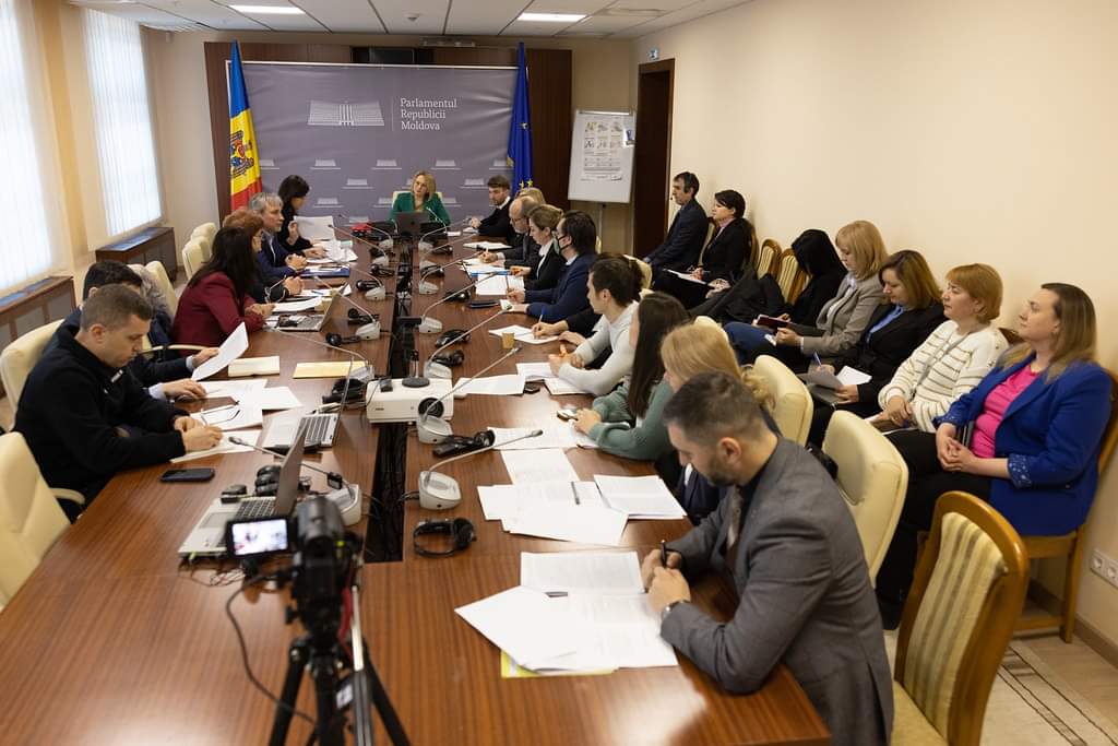 Importanța acordării cetățeniei oricărui copil la naștere și evitarea apatridiei a fost reiterată de către Avocatul Poporului pentru drepturile copilului în cadrul consultărilor publice privind Legea Cetățeniei