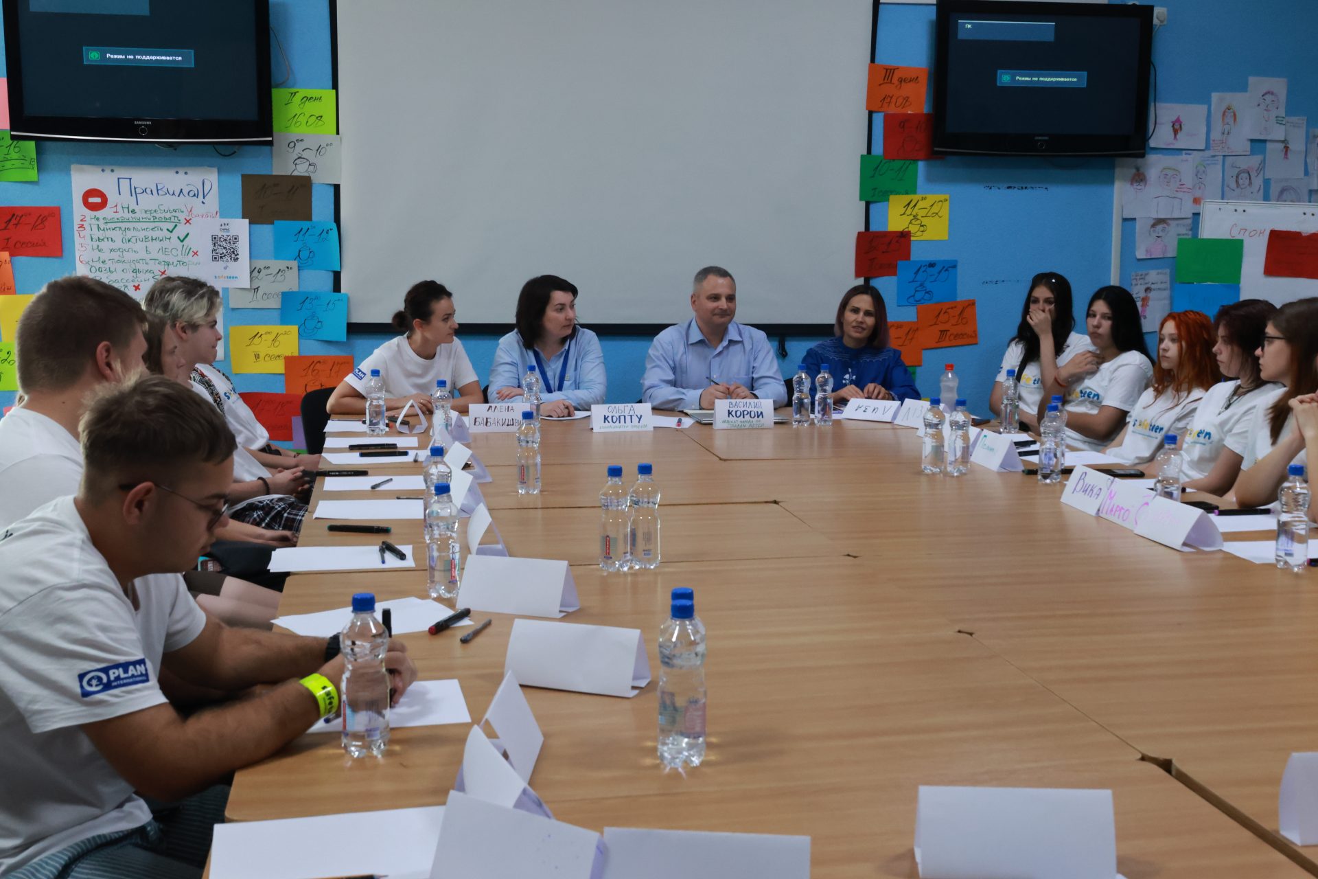 Avocatul Poporului pentru drepturile copilului în dialog cu adolescenți din Ucraina și Moldova, întruniți la o școală de vară